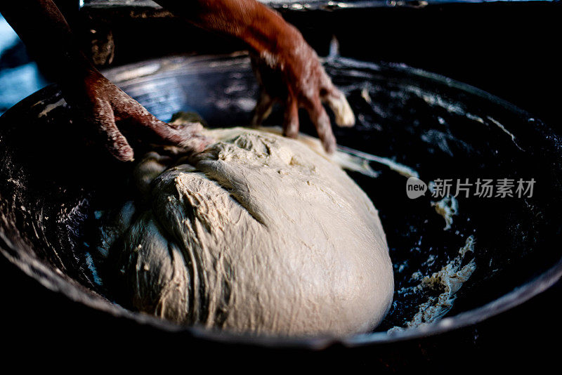 在Tak省的Mae Sot区为制作烤肉罐而揉捏的面团